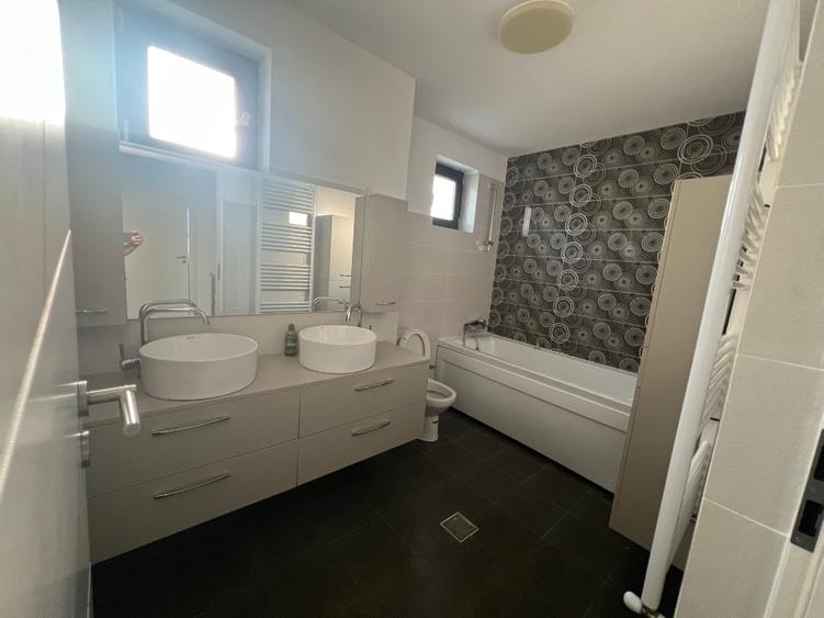 Duplex cu 4 camere cu Canalizare în Domnești