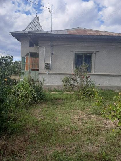 Casă cu 2 camere cu Teren 1000 Mp în Boteni