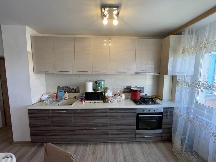 Apartament cu 3 camere decomandat, mobilat în Berceni