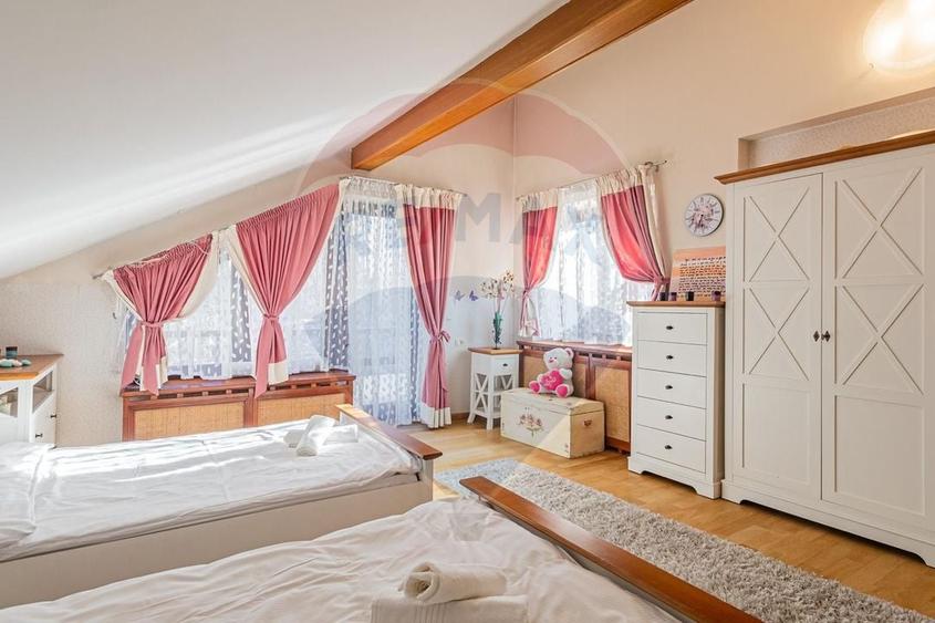 Casă individuală cu 11 camere cu Piscina în Schei