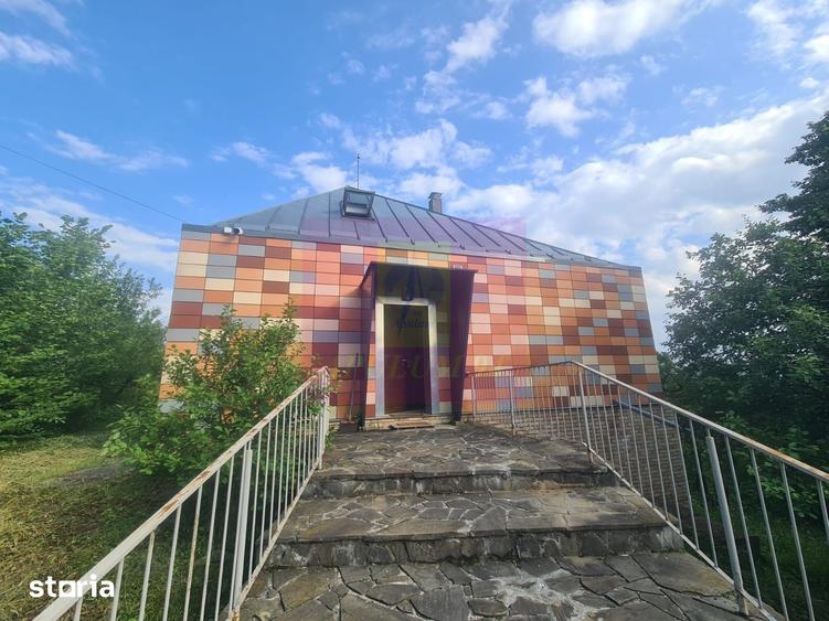 Casă cu 6 camere cu Teren 6600 Mp în Cornu