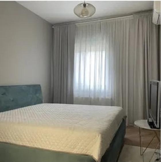 Apartament cu 3 camere semidecomandat, mobilat în Pipera