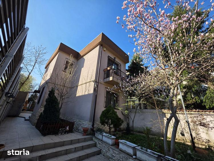 Casă cu 5 camere cu Teren 240 Mp în Tei