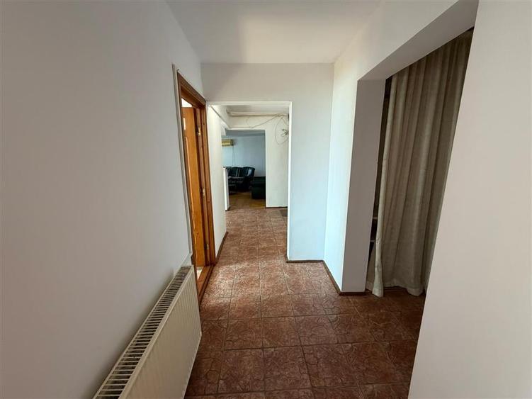 Apartament cu 3 camere decomandat, mobilat în Central
