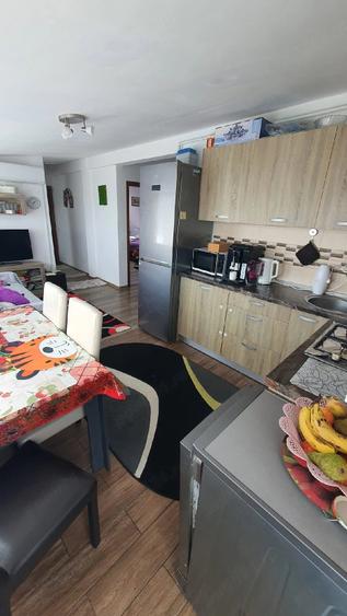 Apartament cu 3 camere decomandat în Est
