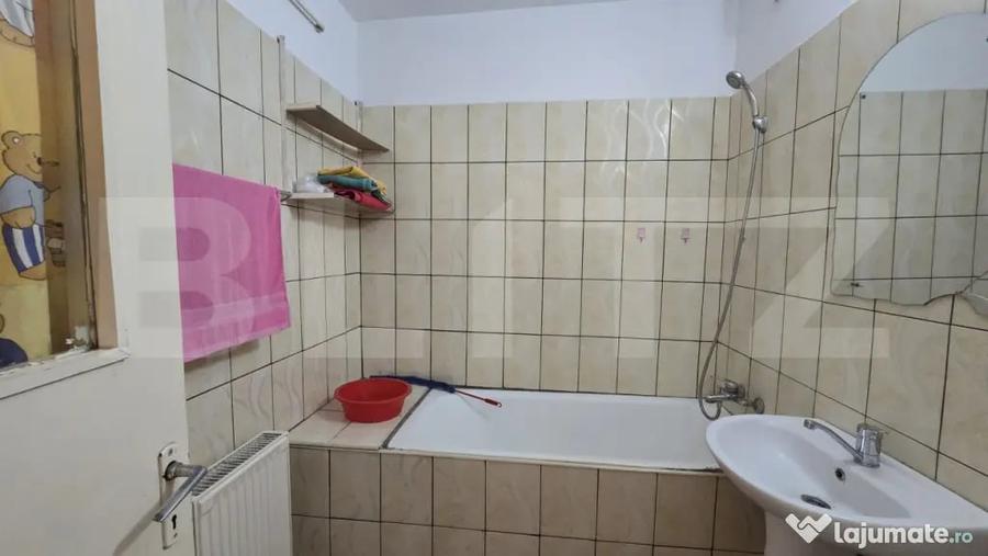 Apartament cu 3 camere semidecomandat în Micro 16