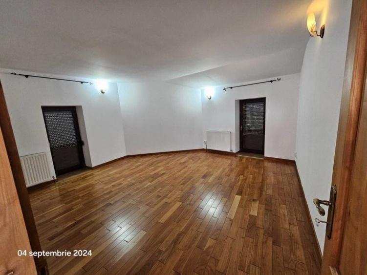 Casă cu 5 camere cu Teren 200 Mp în Splaiul Unirii