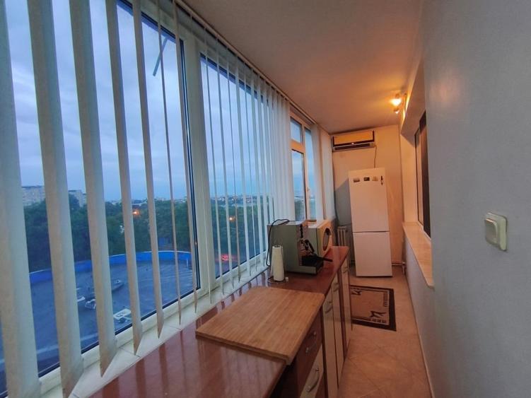 Apartament cu 3 camere semidecomandat, mobilat în Central