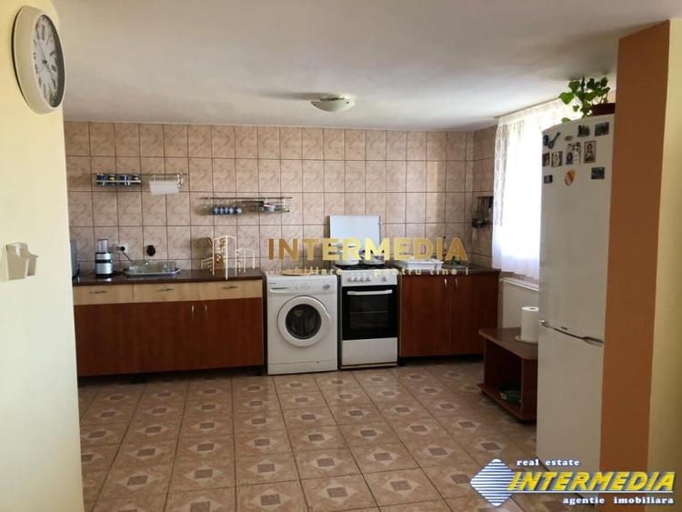 Casă individuală cu 6 camere cu Canalizare în Cetate