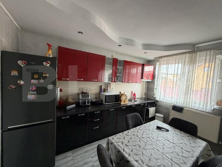 Apartament cu 3 camere decomandat, mobilat în 9 Mai