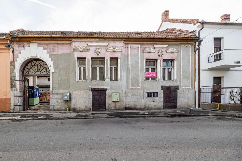 Casă individuală cu 12 camere cu Canalizare în Ultracentral