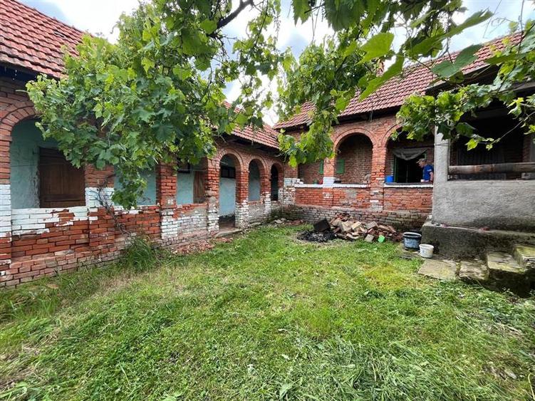 Casă individuală cu 3 camere cu Teren 1699 Mp în Honorici