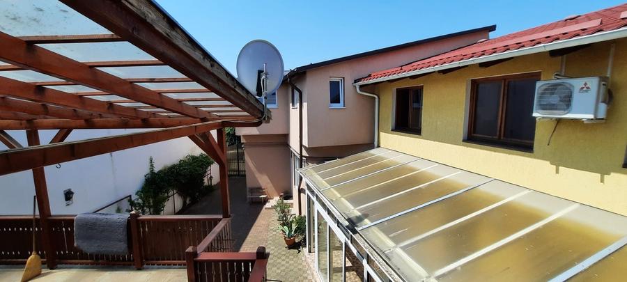 Casă individuală cu 7 camere cu Canalizare în Central