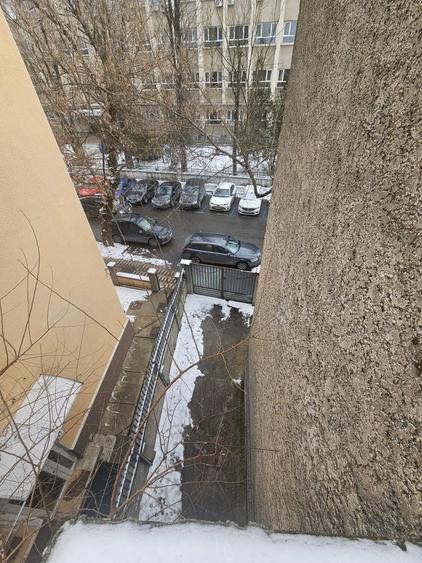 Casă individuală cu 5 camere cu Canalizare în Cotroceni