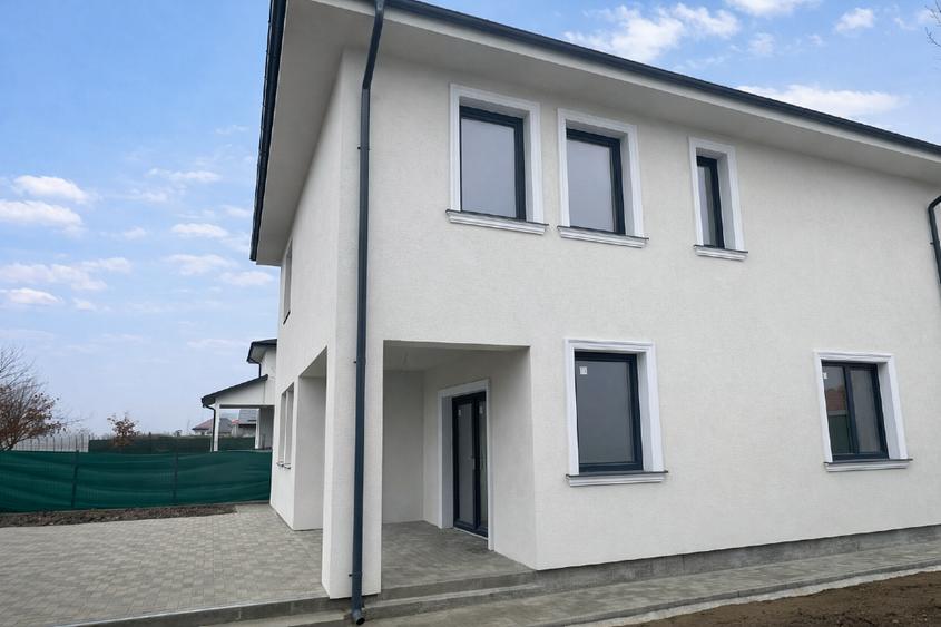 Casă individuală cu 4 camere cu Garaj în Crevedia