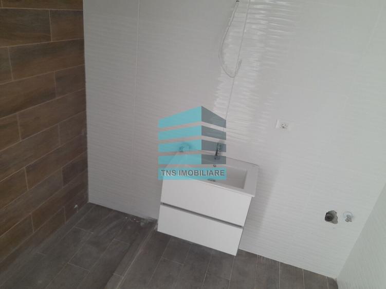Apartament cu 4 camere decomandat în Titan