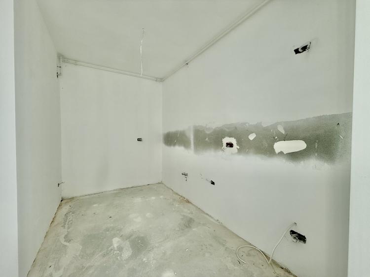 Apartament cu 3 camere semidecomandat în Moșilor