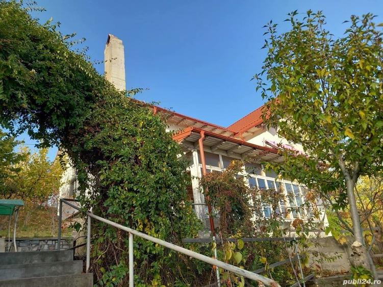 Casă cu 7 camere cu Teren 2200 Mp în Cerașu