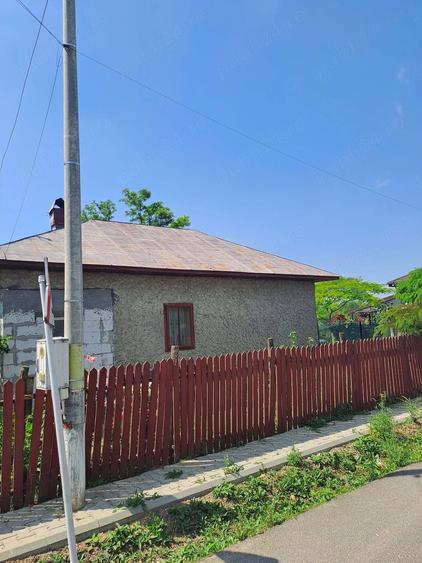 Se vinde casa cu 3 camere, bucatarie ?i baie, situata pe un teren de 1.400 mp. - 1