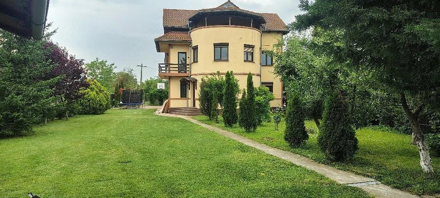 Casă cu 3 camere cu Teren 2000 Mp în Central