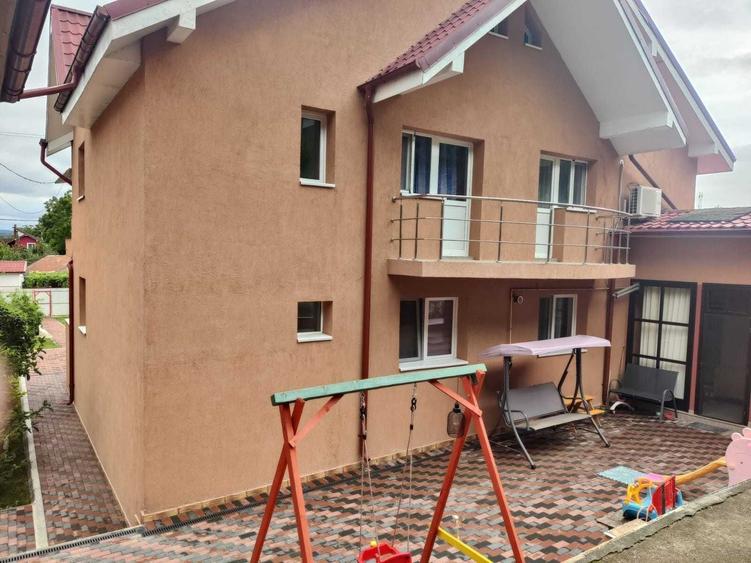 Casă cu 4 camere decomandat în Șerbănești