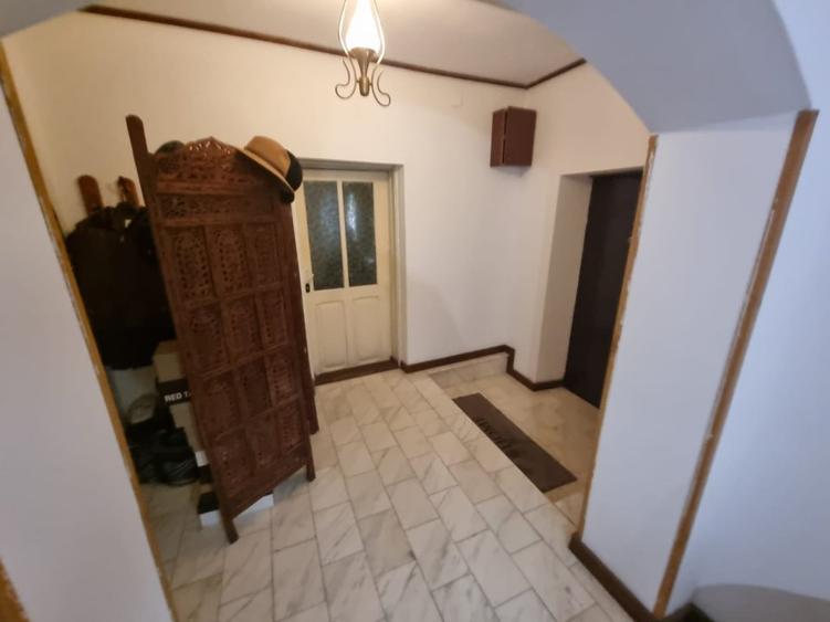 Casă individuală cu 8 camere cu Canalizare în Sărărie