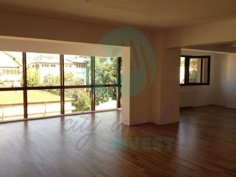 Apartament cu 5 camere semidecomandat în Kiseleff