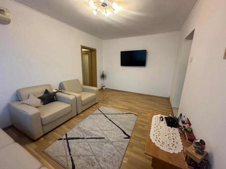 Apartament cu 3 camere semidecomandat în Iancului