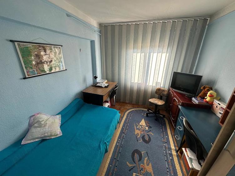 Apartament cu 3 camere decomandat în Sud