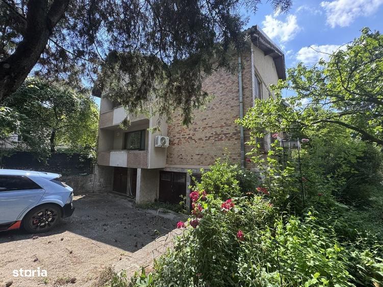Apartament cu 4 camere decomandat în Central