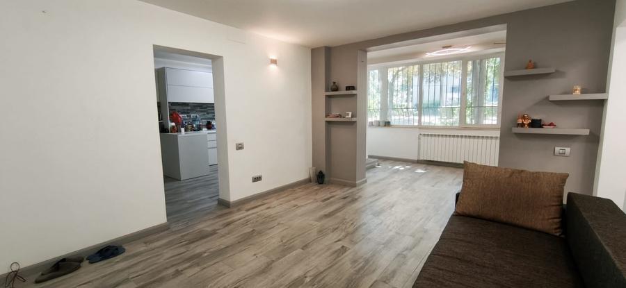 Apartament cu 3 camere semidecomandat în Tomis II