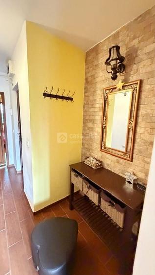 Apartament cu 3 camere decomandat, mobilat în Podu Roș