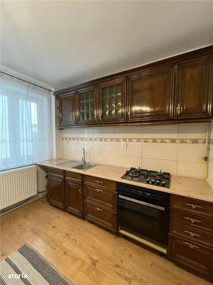 Apartament cu 4 camere decomandat în Deve