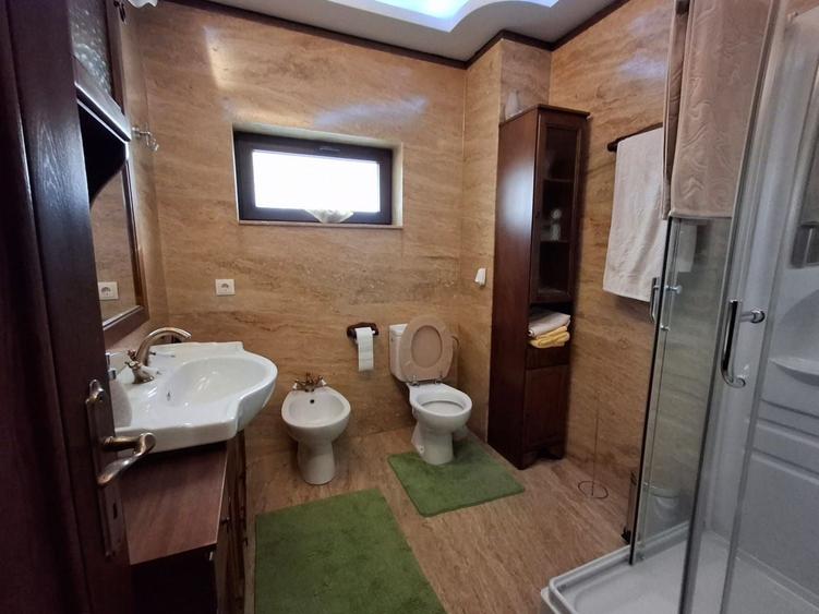 Casă individuală cu 4 camere cu Canalizare în Calea Poplăcii