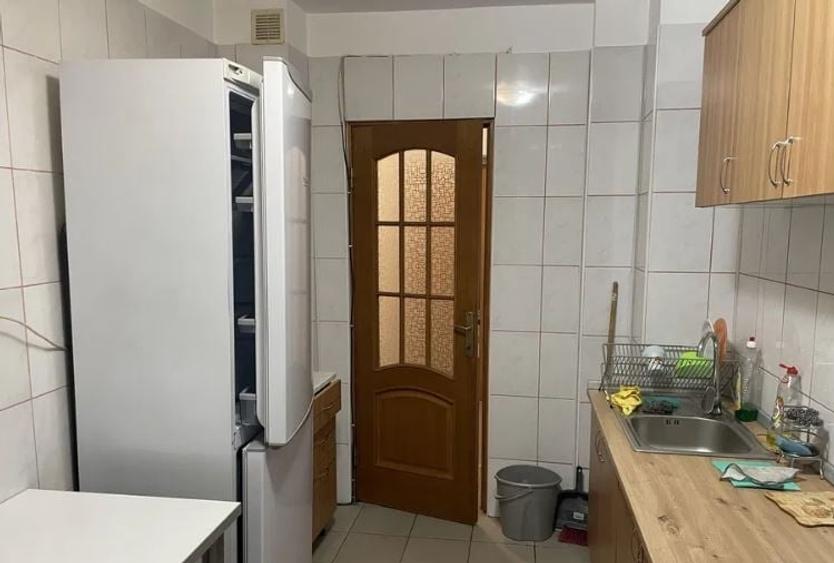 Apartament cu 3 camere semidecomandat, mobilat în Tineretului