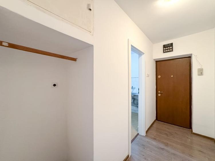 Apartament cu 3 camere semidecomandat în Olteniței