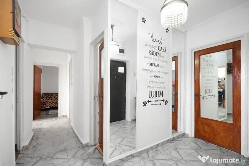 Apartament cu 4 camere decomandat în Central