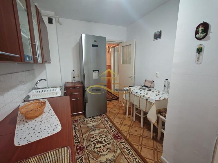 Apartament cu 3 camere decomandat, mobilat în Alexandru cel Bun