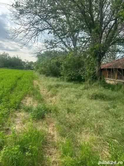 Teren de 1200 mp, în Vărăști