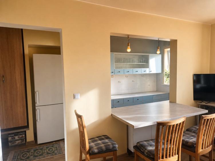 Apartament cu 3 camere semidecomandat, mobilat în Săsar