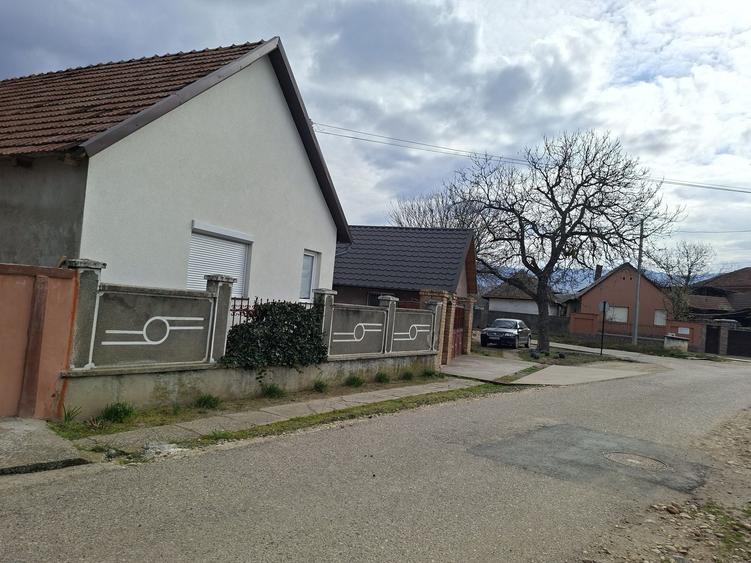 Casă cu 4 camere în Covăsinț