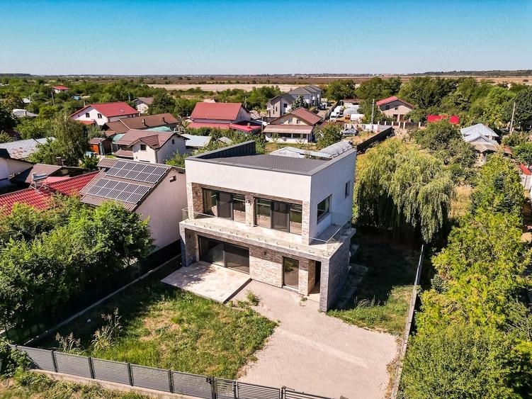 Casă cu 9 camere cu Teren 475 Mp în Tamași