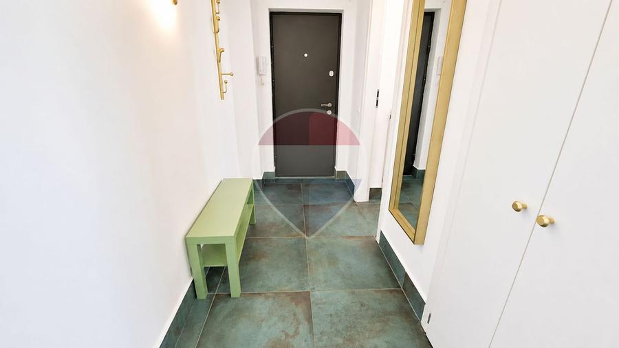 Apartament cu 3 camere semidecomandat, mobilat în Ștefan cel Mare