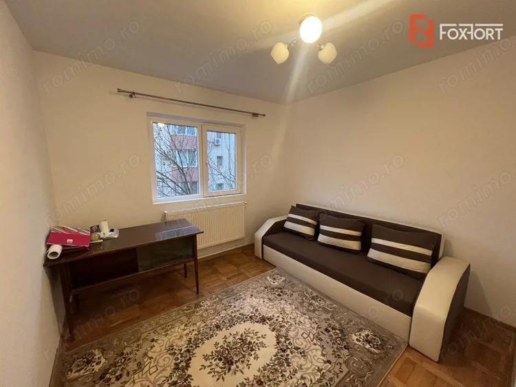 Apartament cu 4 camere semidecomandat, mobilat în Girocului