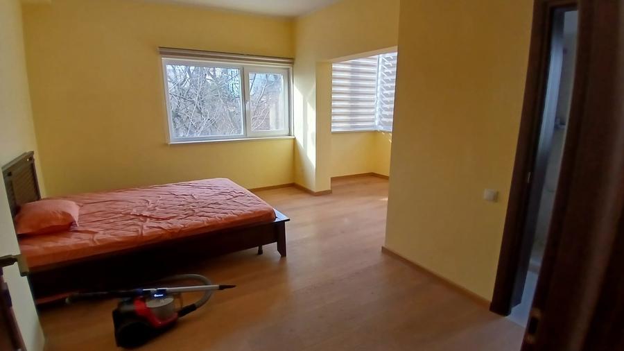 Casă individuală cu 7 camere cu Teren 332 Mp în Grigorescu