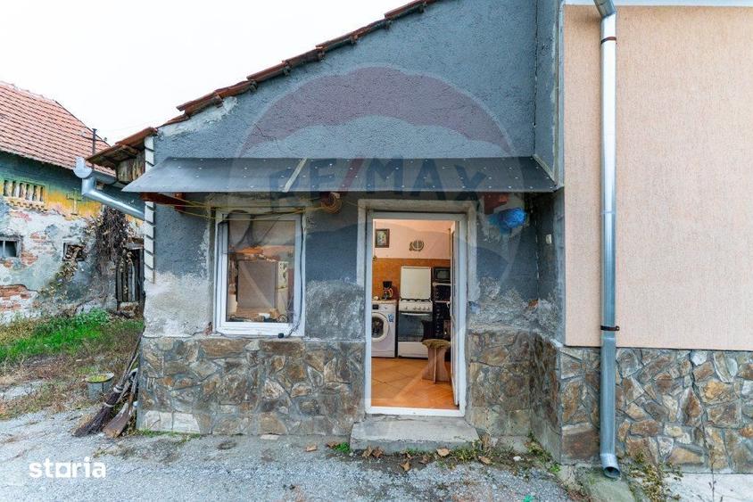 Casă cu 4 camere cu Teren 7139 Mp în Central