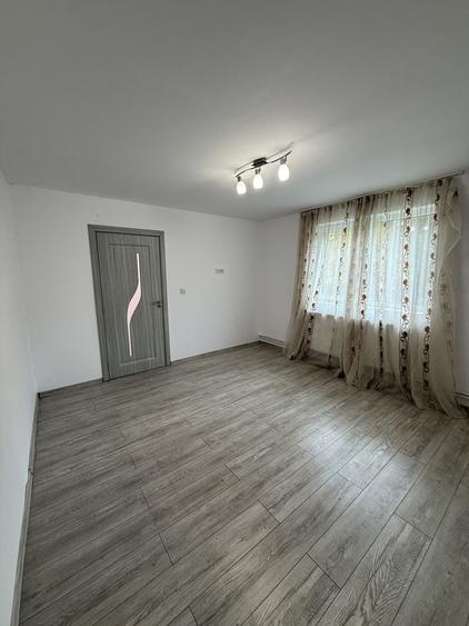 Casă cu 4 camere în Stracoș