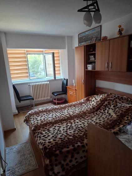 Se ofera spre vanzare un apart. spatios cu o suprafata de 65 mp, 3 cam. decomandate, et. 1, 2 bai, ideal atat pentru locuit, cat si pentru investitie - 6
