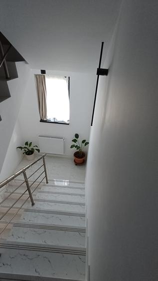 Casă individuală cu 5 camere cu Canalizare în Central