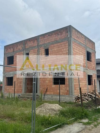 Casă individuală cu 4 camere cu Canalizare în Central